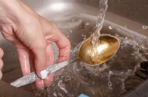 How to Wash a Spoon Without Splashing: A Quick Guide