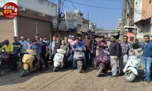 बैरागढ़ में ओवरब्रिज के नीचे सर्विस रोड निर्माण के चलते दुकानें टूटना तय, चिंतित व्यापारियों ने किया विरोध प्रदर्शन