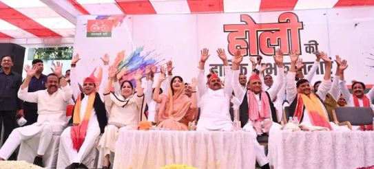 होली पर सैफई से अखिलेश यादव का राजनीतिक संदेश: 