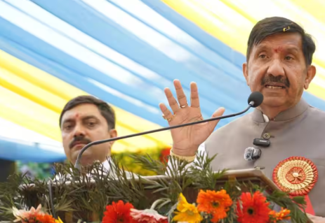 उप-मुख्यमंत्री मुकेश अग्निहोत्री कहते हैं: 'छात्रों को लक्ष्य निर्धारित करने चाहिए और कड़ी मेहनत करनी चाहिए।'