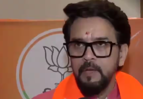 अनुराग ठाकुर कोलकाता में मछली-चावल का लुत्फ़ उठाते दिखे—उन्होंने ऐसा क्या कहा जिससे बंगाल की राजनीति में हंगामा मच गया?