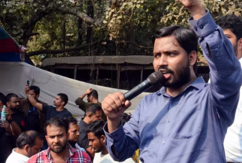 'गरीबी से अमीरी और अब...': जानिए अक्सर विवादों में रहने वाले 'खान सर' का पूरा सफ़र।