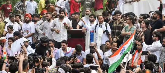 किताबें, फूल और... जयपुर में 'कॉकरोच जनता पार्टी' ने विरोध प्रदर्शन किया; लोगों से ये चीज़ें लाने की अपील की गई।